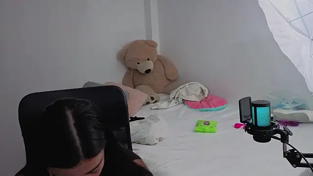 Snapshot of valerihouse chatting on March 2026 01:21:01 AM valerihouse online show from March 2026 01:21:01 AM