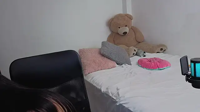 Snapshot of valerihouse chatting on April 2026 01:36:02 AM valerihouse online show from April 2026 01:36:02 AM