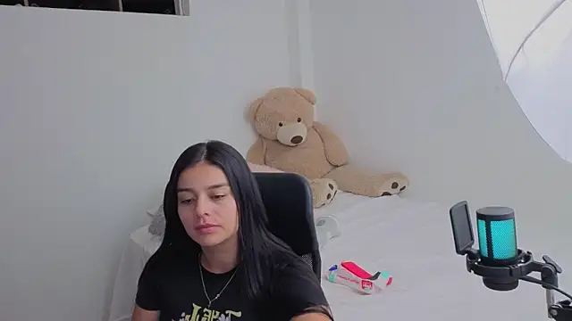 Snapshot of valerihouse chatting on April 2026 02:21:02 AM valerihouse online show from April 2026 02:21:02 AM