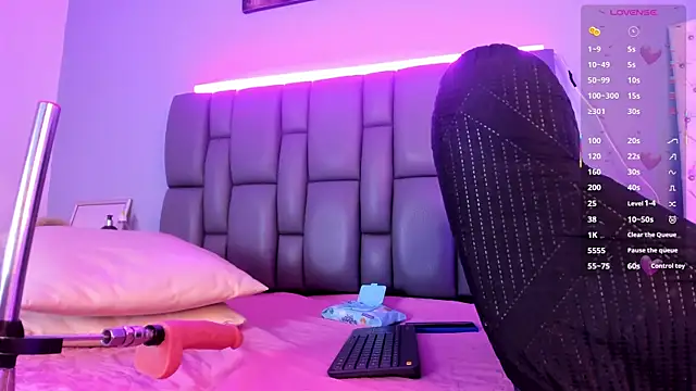 Niicolle Evanss online show from September 2025 08:00:02 PM