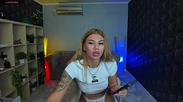 Snapshot of xPuka chatting on September 2025 04:51:02 PM xPuka online show from September 2025 04:51:02 PM