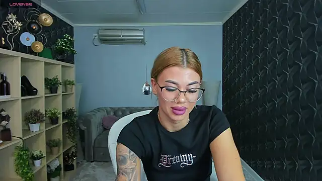 Snapshot of xPuka chatting on September 2025 04:52:02 PM xPuka online show from September 2025 04:52:02 PM