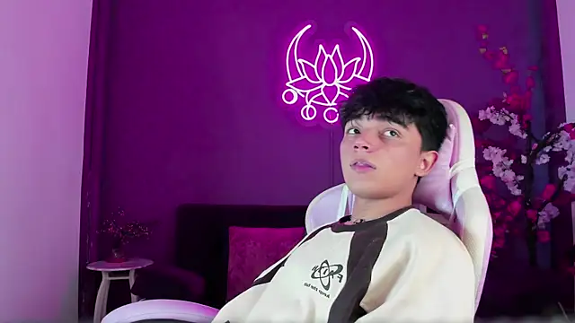 Snapshot of LucaDelart chatting on October 2025 01:08:02 PM LucaDelart online show from October 2025 01:08:02 PM