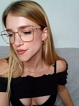 Snapshot of TeaseRosie chatting on September 2025 02:09:02 PM TeaseRosie online show from September 2025 02:09:02 PM