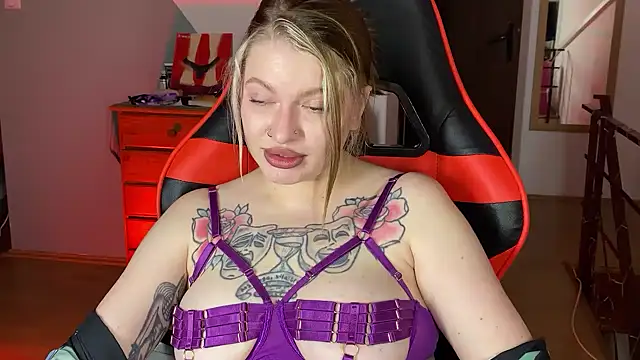 Mia Kamp online show from September 2025 06:02:02 PM