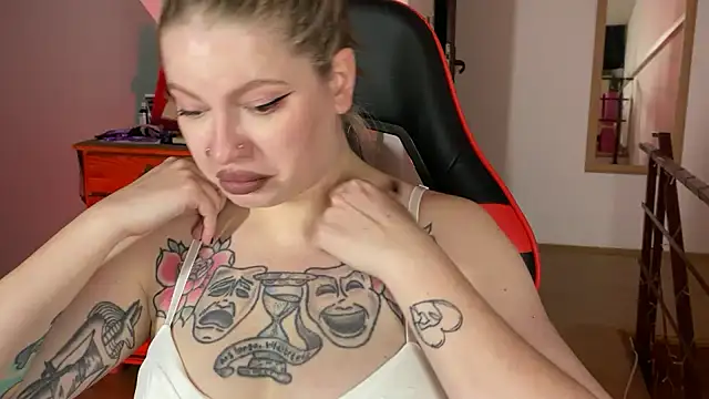 Mia Kamp online show from October 2025 06:42:02 PM