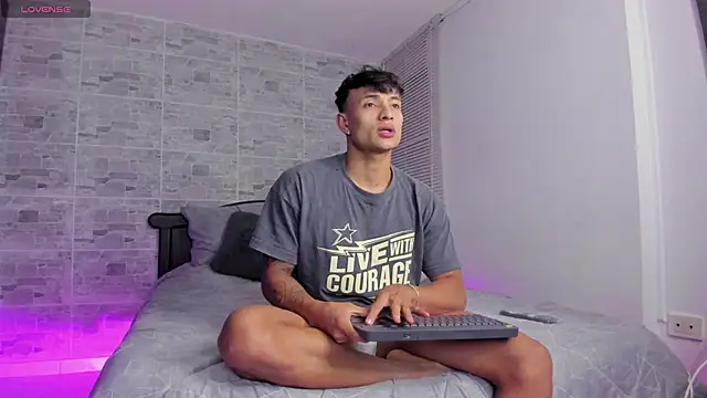 Snapshot of DavisFirb chatting on November 2025 01:19:01 AM DavisFirb online show from November 2025 01:19:01 AM