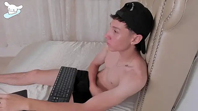 Snapshot of LittleDanny_ chatting on October 2025 03:54:01 PM LittleDanny online show from October 2025 03:54:01 PM