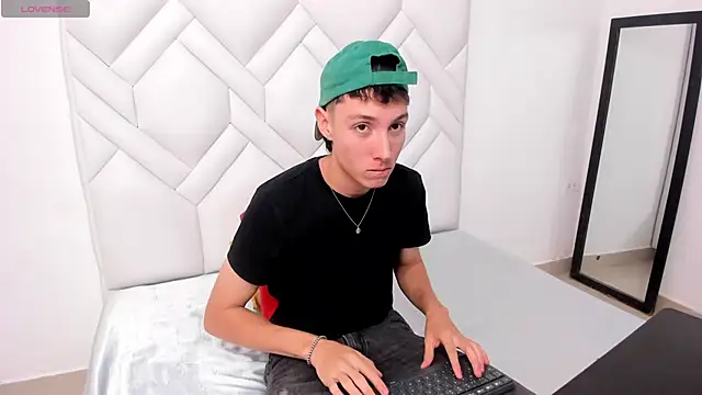 Snapshot of LittleDanny_ chatting on November 2025 07:37:01 PM LittleDanny online show from November 2025 07:37:01 PM