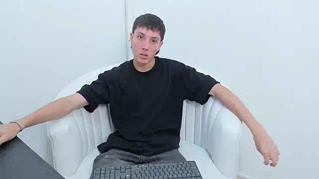 LittleDanny  online show from November 2025 03:56:02 PM