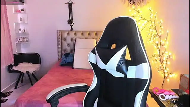 Snapshot of LenaStylesOA chatting on September 2025 01:11:02 PM LenaStylesOA online show from September 2025 01:11:02 PM