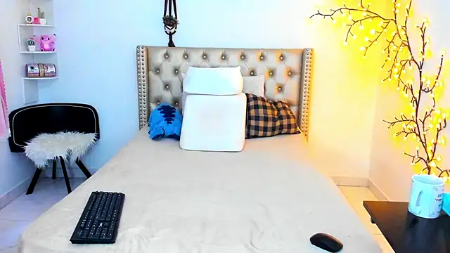 Snapshot of LenaStylesOA chatting on November 2025 01:10:01 PM LenaStylesOA online show from November 2025 01:10:01 PM