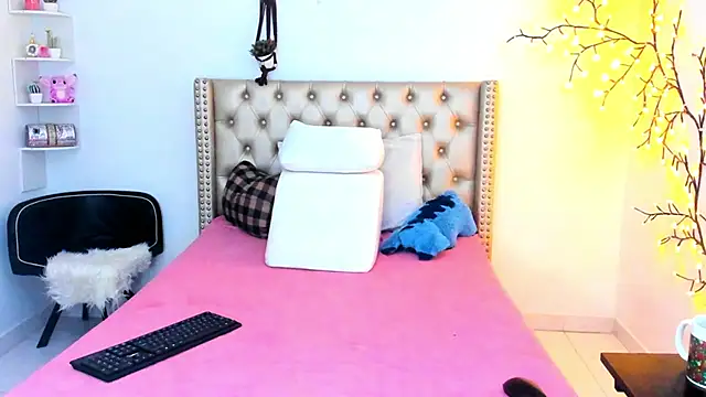 Snapshot of LenaStylesOA chatting on November 2025 12:51:01 PM LenaStylesOA online show from November 2025 12:51:01 PM