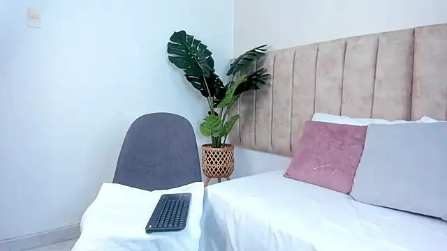 Karina Harris online show from October 2025 12:34:02 PM