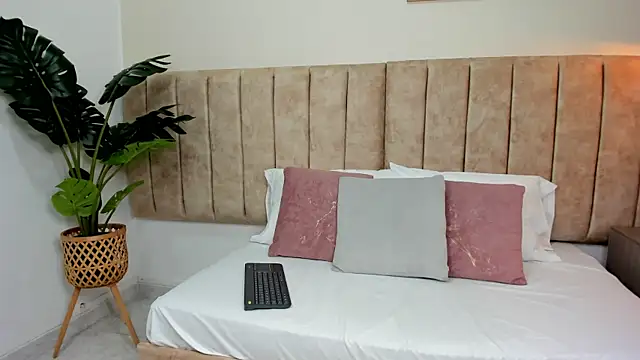 Karina Harris online show from October 2025 12:25:01 PM