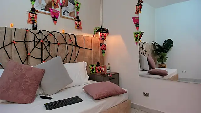 Karina Harris online show from October 2025 01:37:01 PM