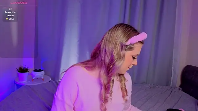 Snapshot of AliaBuerstatte chatting on November 2025 07:02:02 PM AliaBuerstatte online show from November 2025 07:02:02 PM