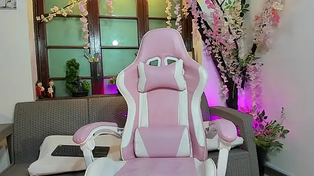 emma ayala online show from December 2025 07:20:02 PM