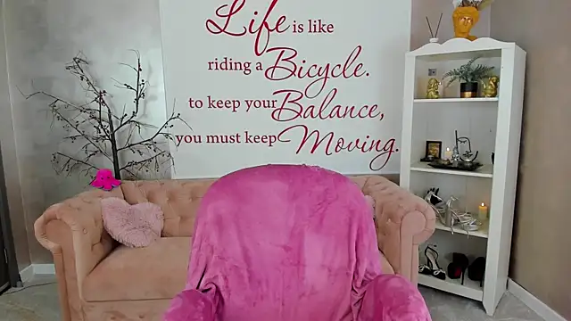 Snapshot of ReynaTheVixen chatting on October 2025 04:57:01 PM ReynaTheVixen online show from October 2025 04:57:01 PM