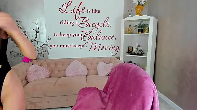 Snapshot of ReynaTheVixen chatting on October 2025 05:46:01 PM ReynaTheVixen online show from October 2025 05:46:01 PM