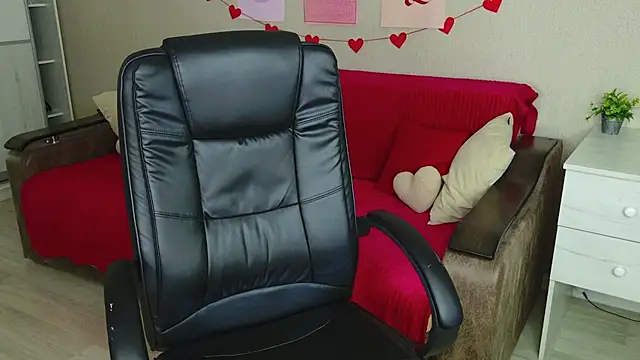 Snapshot of LeksaLove chatting on April 2026 04:37:01 PM LeksaLove online show from April 2026 04:37:01 PM