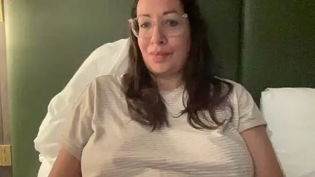 Snapshot of RosaFreya chatting on June 2026 11:38:02 PM RosaFreya online show from June 2026 11:38:02 PM