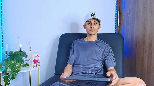 Snapshot of AlejandroLoouis chatting on November 2025 07:37:01 PM AlejandroLoouis online show from November 2025 07:37:01 PM