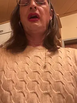 Snapshot of Cleohot1977 chatting on January 2026 05:27:02 PM Cleohot1977 online show from January 2026 05:27:02 PM