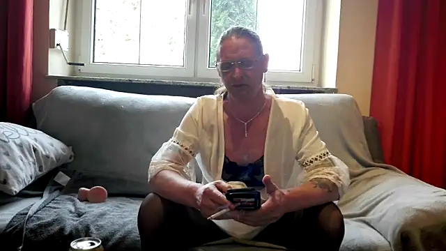 Snapshot of Cleohot1977 chatting on February 2026 01:29:02 PM Cleohot1977 online show from February 2026 01:29:02 PM