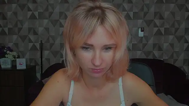 Snapshot of MeryMidnight chatting on September 2025 06:02:01 AM MeryMidnight online show from September 2025 06:02:01 AM