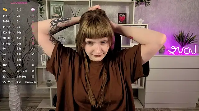 Snapshot of EchoBloom chatting on November 2025 10:59:01 AM EchoBloom online show from November 2025 10:59:01 AM