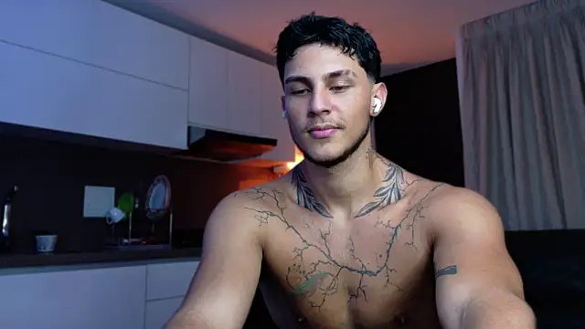 Snapshot of LeoCavalli_ chatting on November 2025 10:40:01 PM LeoCavalli online show from November 2025 10:40:01 PM