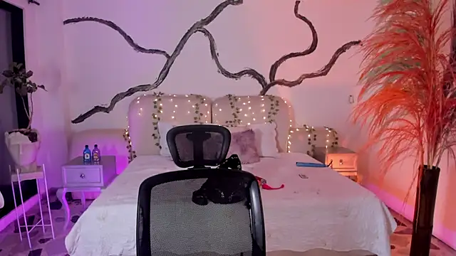 SarahCastro1  online show from September 2025 04:28:02 AM