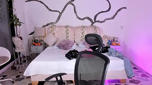 SarahCastro1  online show from October 2025 05:26:02 AM