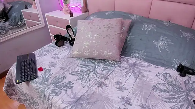 DaisySnugs1 online show from February 2026 12:53:02 PM