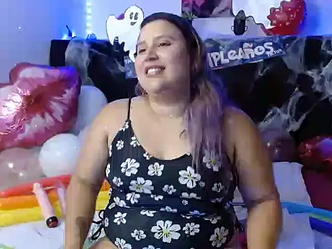 Snapshot of EmmaTower chatting on October 2025 07:11:02 PM EmmaTower online show from October 2025 07:11:02 PM