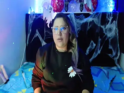 Snapshot of EmmaTower chatting on October 2025 07:13:01 PM EmmaTower online show from October 2025 07:13:01 PM