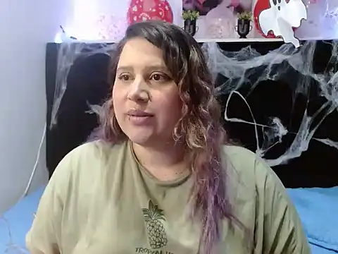 Snapshot of EmmaTower chatting on October 2025 07:25:02 PM EmmaTower online show from October 2025 07:25:02 PM