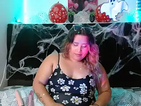 Snapshot of EmmaTower chatting on October 2025 07:23:01 PM EmmaTower online show from October 2025 07:23:01 PM