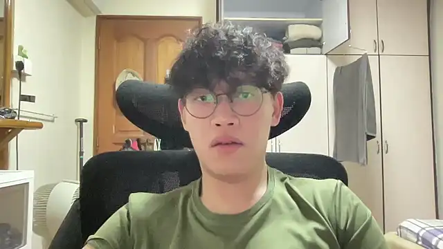 Passionatetwink2 online show from April 2026 05:17:01 PM