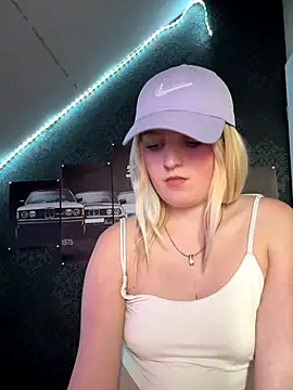 Snapshot of DieBlondeHannah chatting on September 2025 01:22:02 PM DieBlondeHannah online show from September 2025 01:22:02 PM