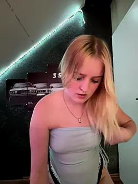 Snapshot of DieBlondeHannah chatting on September 2025 03:01:02 PM DieBlondeHannah online show from September 2025 03:01:02 PM