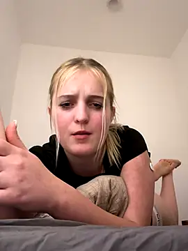 Snapshot of DieBlondeHannah chatting on September 2025 06:07:01 PM DieBlondeHannah online show from September 2025 06:07:01 PM