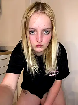 Snapshot of DieBlondeHannah chatting on September 2025 04:08:01 PM DieBlondeHannah online show from September 2025 04:08:01 PM
