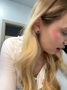 Snapshot of LunaMillie chatting on September 2025 04:58:01 AM LunaMillie online show from September 2025 04:58:01 AM