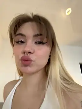 Snapshot of LunaMillie chatting on November 2025 08:24:01 AM LunaMillie online show from November 2025 08:24:01 AM