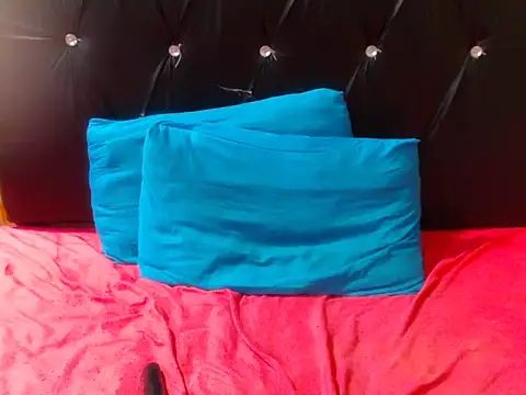 BeverlyQueen14 online show from October 2025 06:11:02 AM