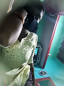 Snapshot of posewith chatting on October 2025 10:44:01 PM posewith online show from October 2025 10:44:01 PM