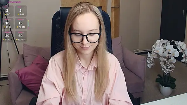 SoonMoor online show from November 2025 07:18:01 PM