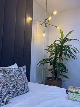 TiffanyyLam online show from October 2025 10:51:01 AM